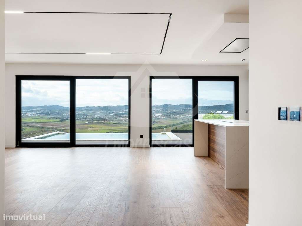 Moradia T4 com piscina e vista panorâmica em São João da Talha-3