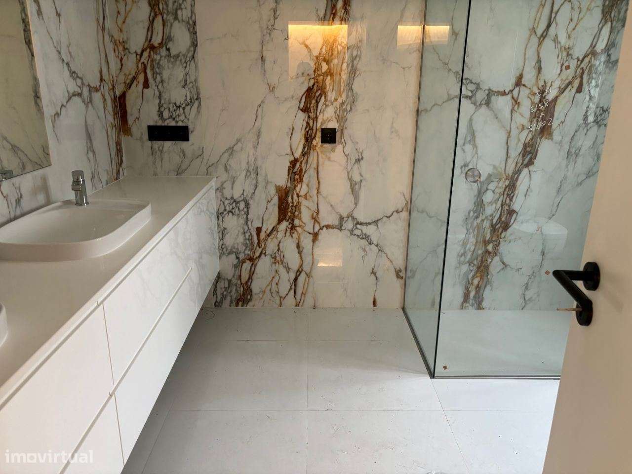 Magnífica Moradia 4 frentes/2 suites/garagem 4 carros/a 350m da praia-11