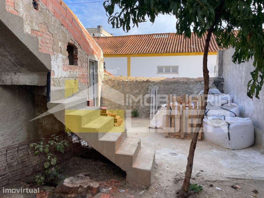 Moradia em fase de construção inserida em terreno urbano com 152m2 ...-11