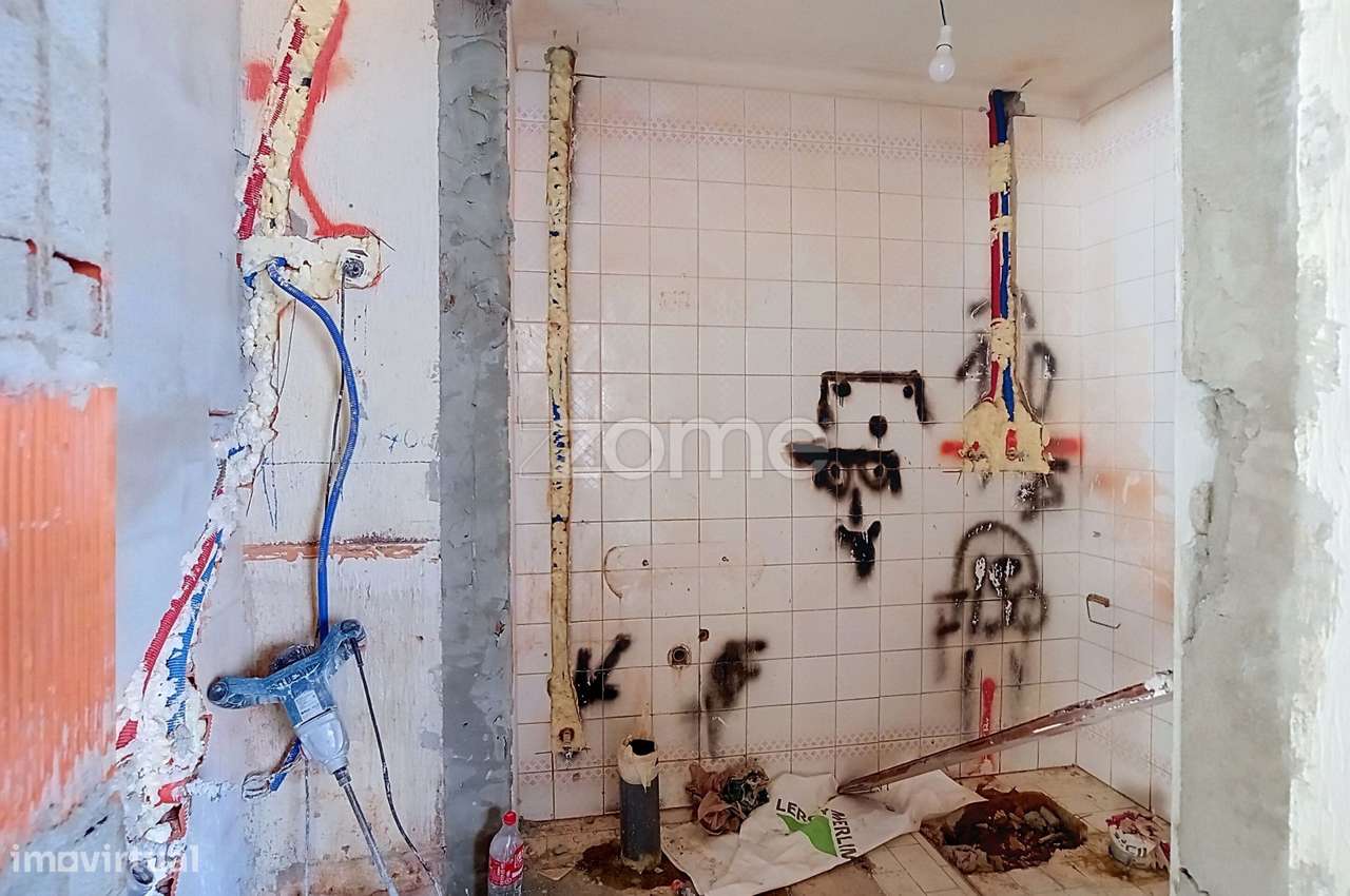 Loja com Potencial para T1 à Venda no Bairro do Liceu, Aveiro-7