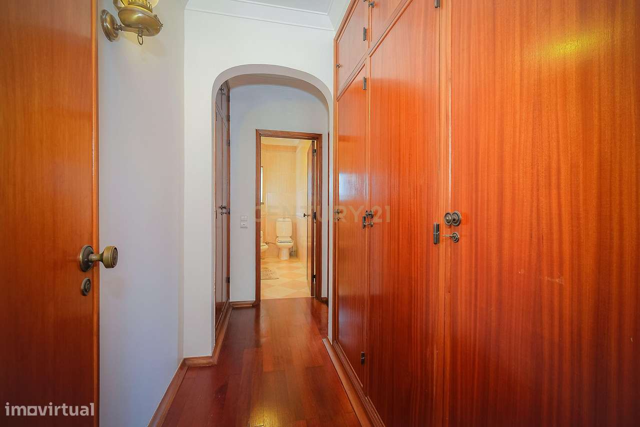 Moradia T5 em Carcavelos — Espaço, Conforto e Localização Privilegiada-21