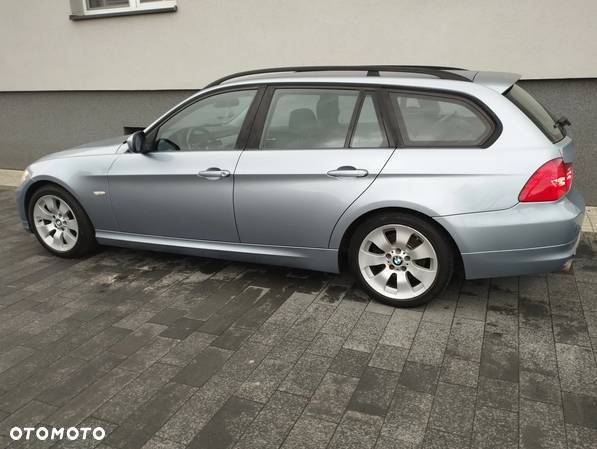 BMW Seria 3 318i Touring - 10
