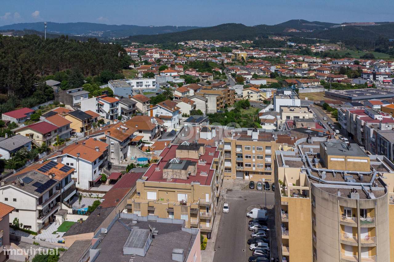 T2 em Alfena, com 130m2, duas frentes, varandas e Box para 2 carros.-17