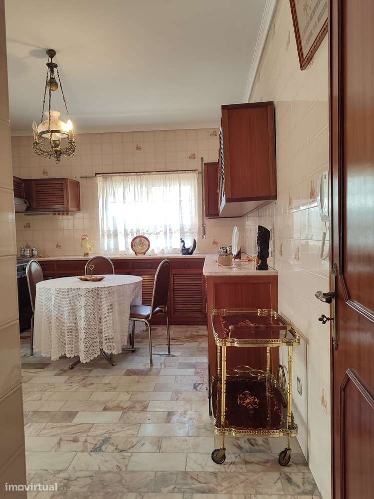 Moradia térrea com 4 frentes, garagem, anexos, jardim e bons acessos-30