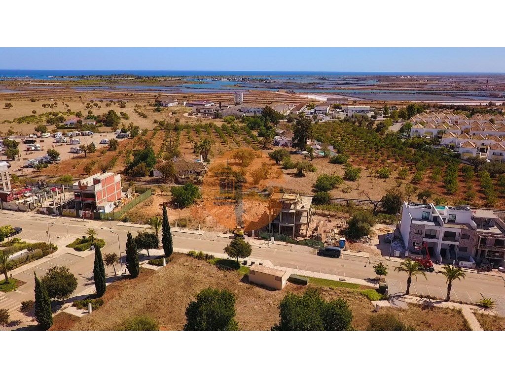 Lote de construção para moradia em banda às portas da cid...