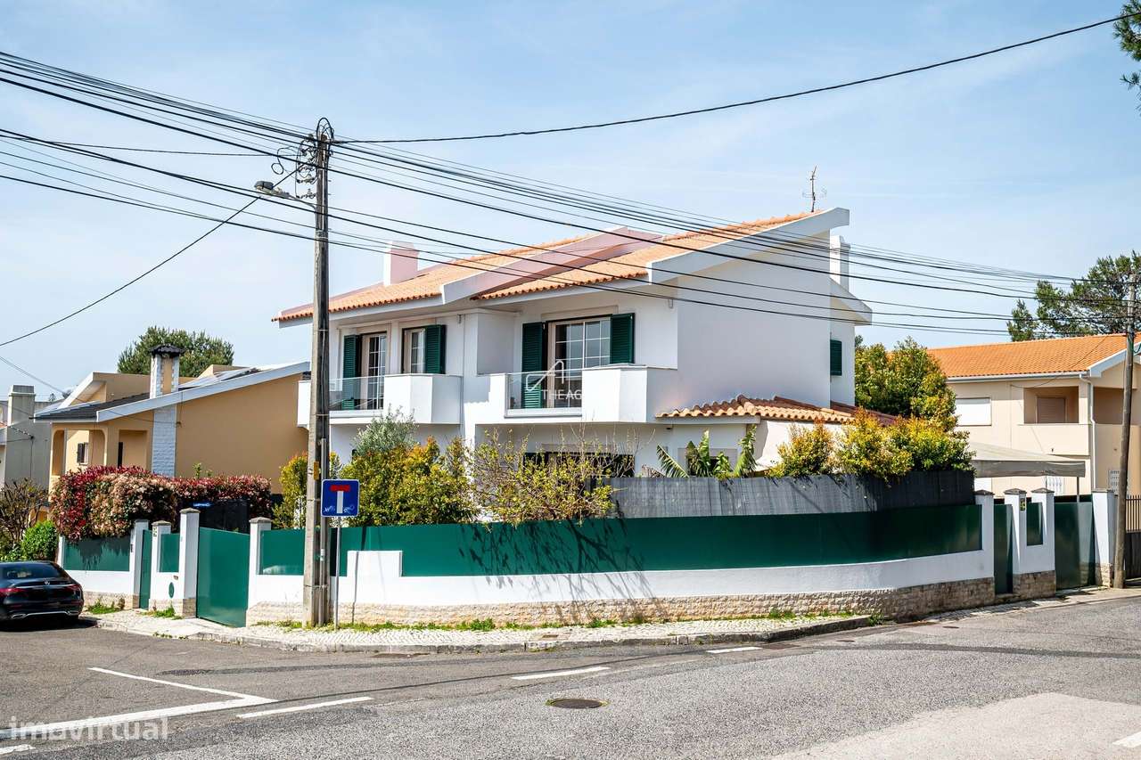 Moradia Independente no Estoril com 4 Quartos, Piscina e Garagem-33