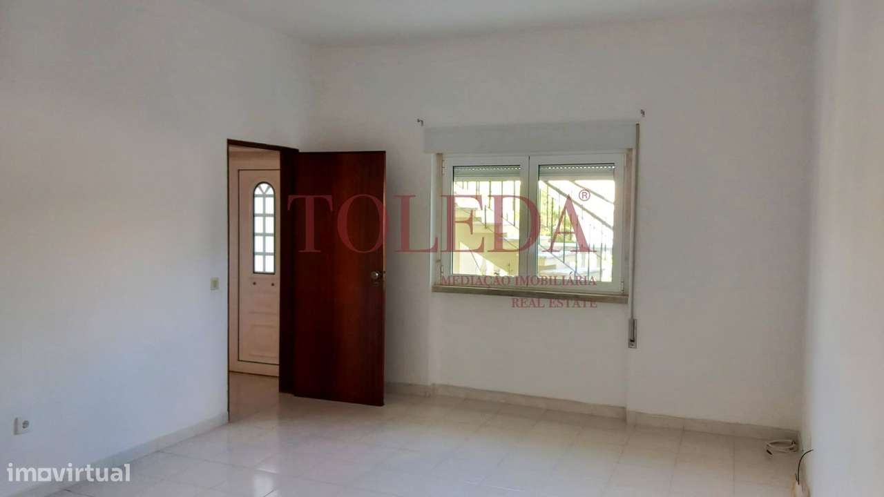 Moradia Bifamiliar com 2 T3 em Vialonga-11