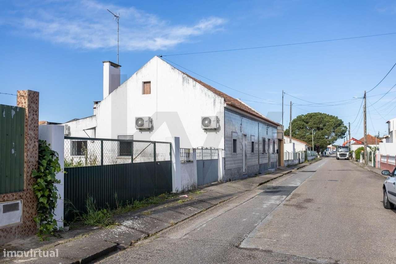 Moradia T2  com Garagem  e anexos inserida num lote de 1500 m2 de ter-58