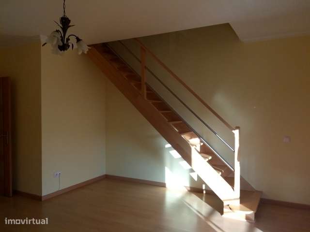 Apartamento t2+1 Duplex bem Localizado no Cartaxo-11