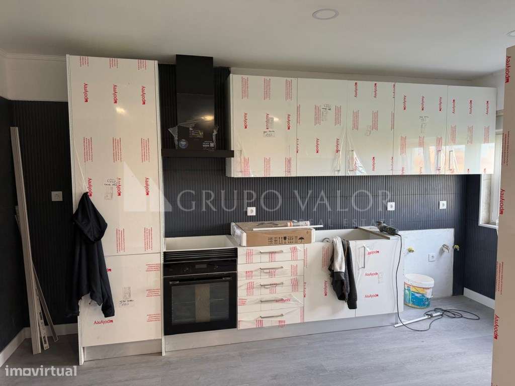 Apartamento T2 em remodelação total com Arrecadação, em Mem Martins-2