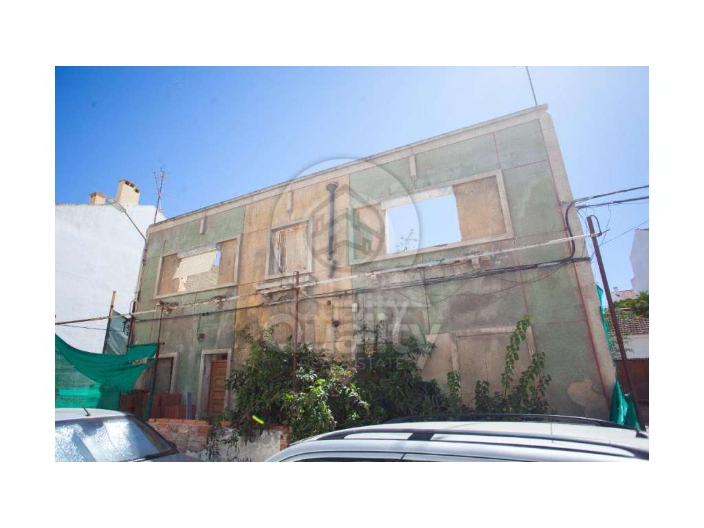 Prédio em ruína na Baixa da Banheira - Grande imagem: 2/30