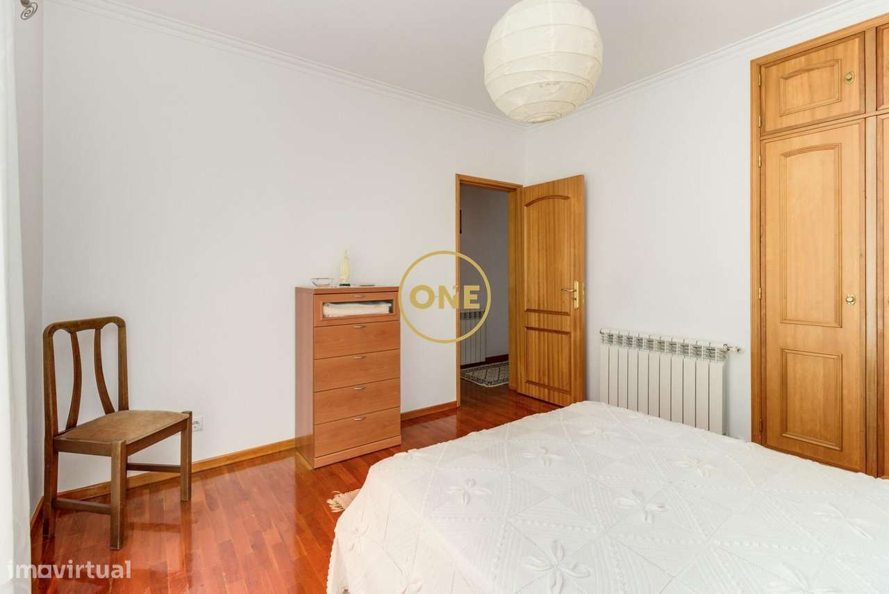 Moradia T4 com Jardim e Garagem na Ramada, Odivelas-15