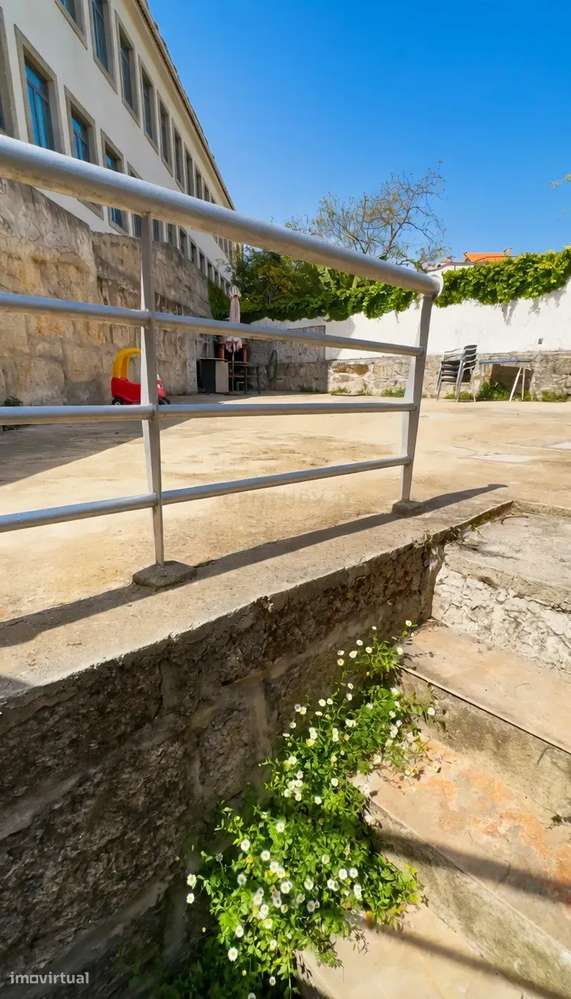 T2 Renovado no centro do Porto – Acesso direto a pátio + arrumo com lu-24