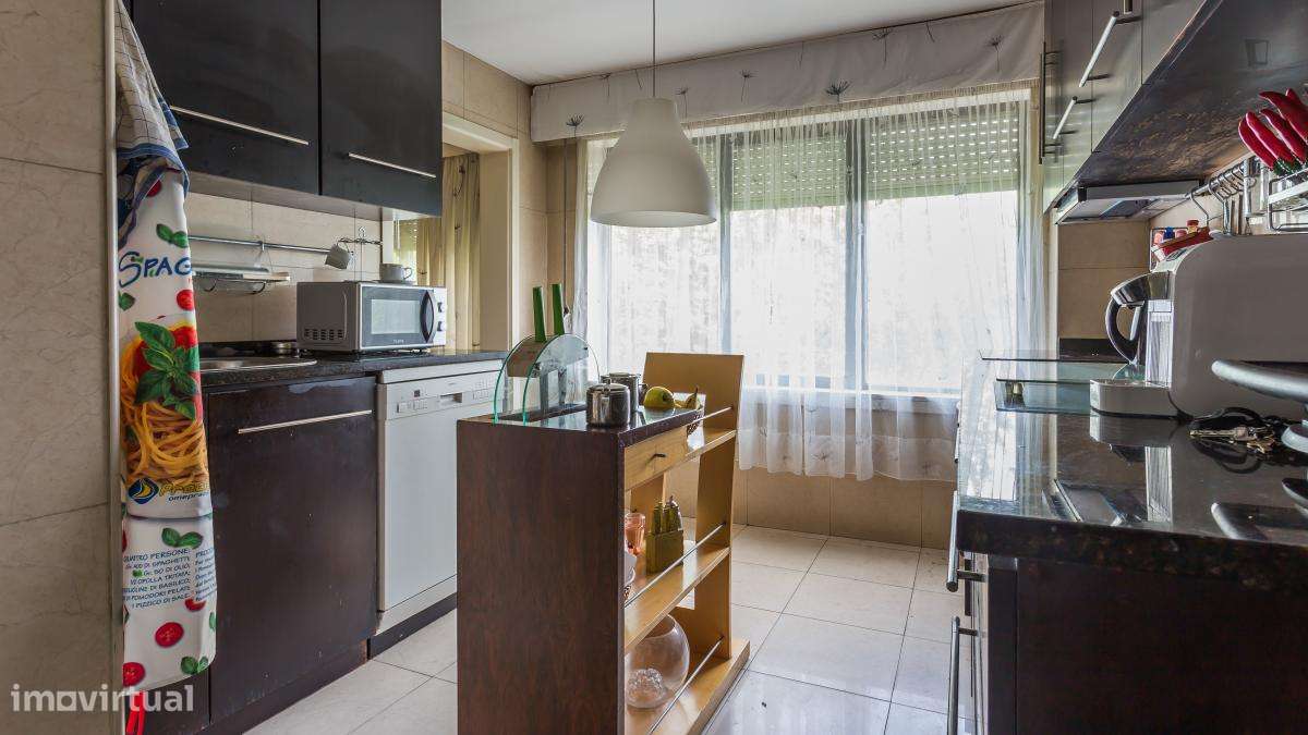 Quarto - localizado em Lordelo do Ouro Porto - Grande imagem: 3/19