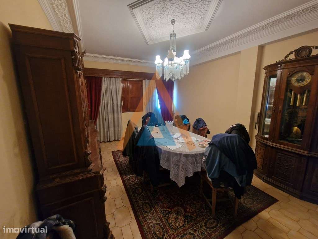 Excecional casa com 3 pisos e anexos, amplos espaços, possibilidade...-10