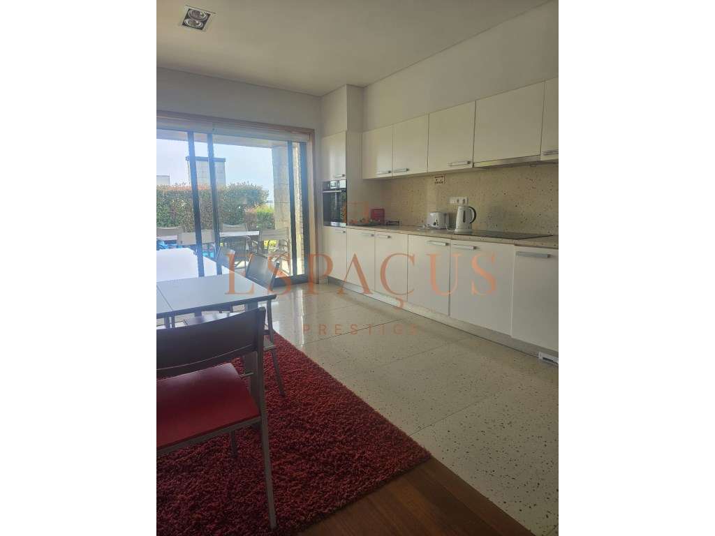 Moradia V4 com Vista Mar - Um Refúgio de Conforto e Elegância-16