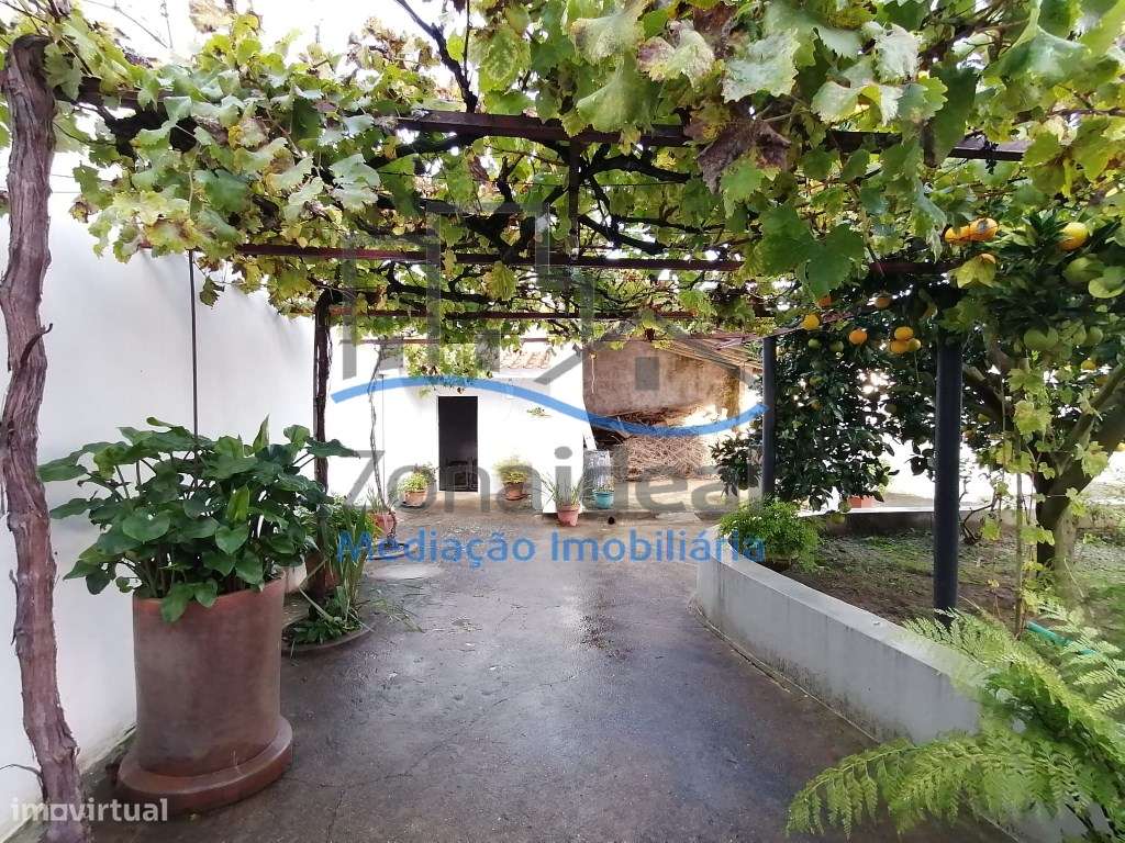 Moradia com dois pisos, nove divisões, anexos, garagem e logradouro...-23