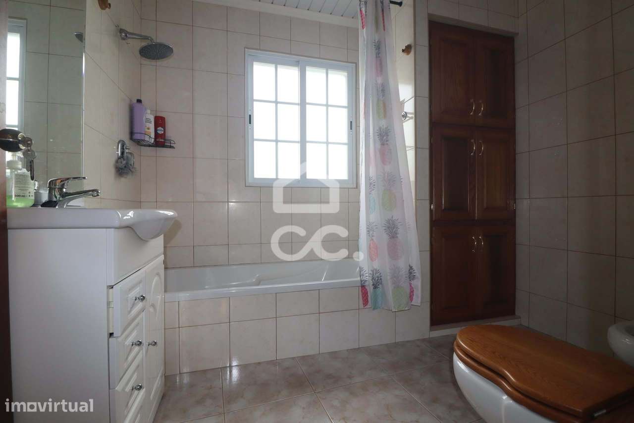 Moradia com 4 Quartos - Achadinha - Nordeste-14