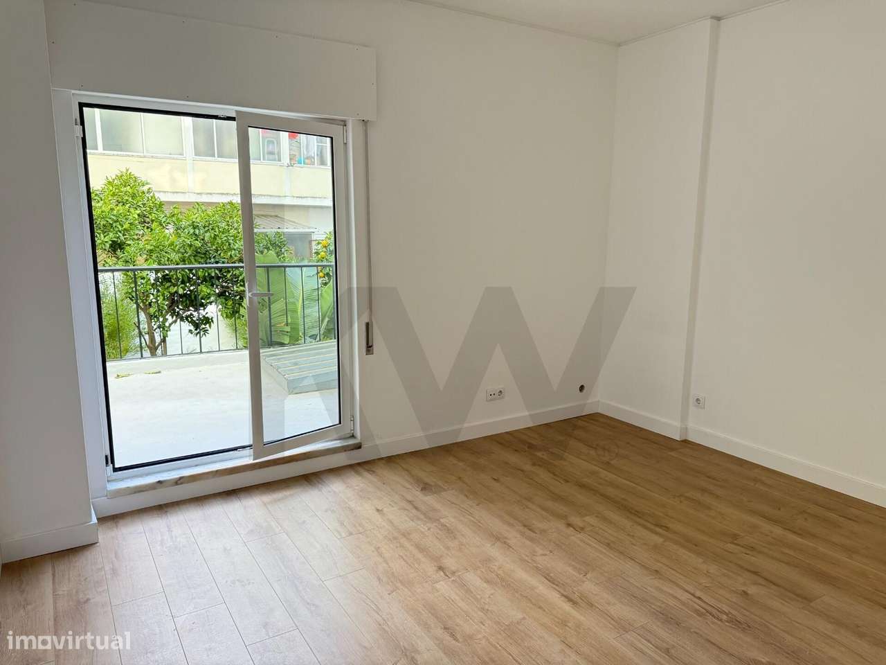 Apartamento T1 remodelado com terraço situado na Graça - Grande imagem: 3/28