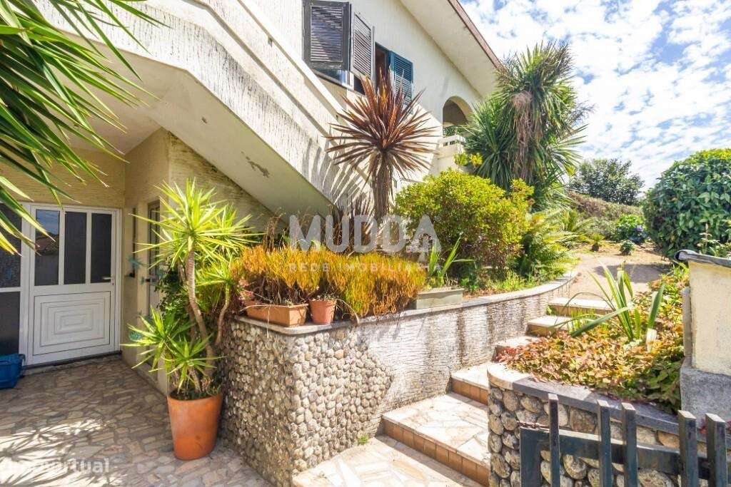 Moradia BI-FAMILIAR com amplas varandas-7