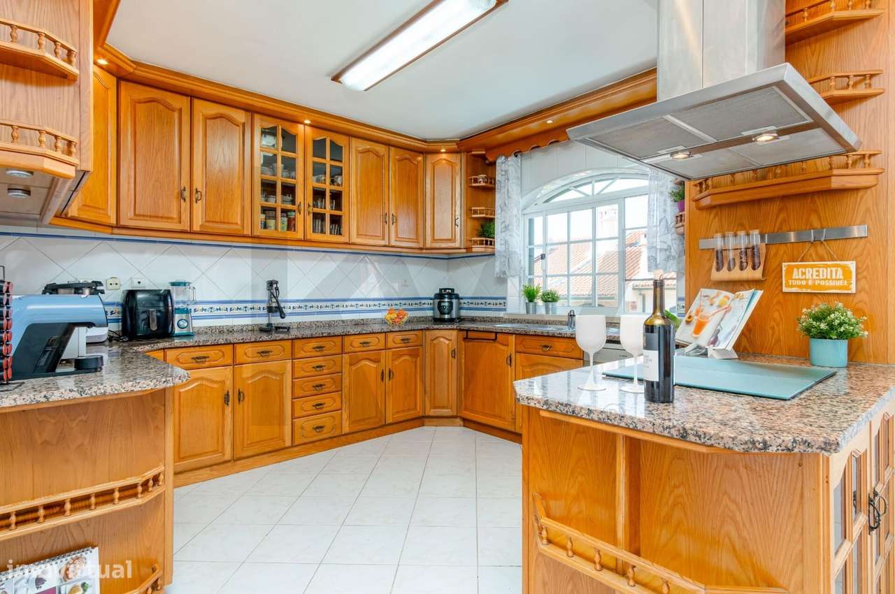 Moradia em Banda T4+1 com Jardim, Garagem e Sótão-17