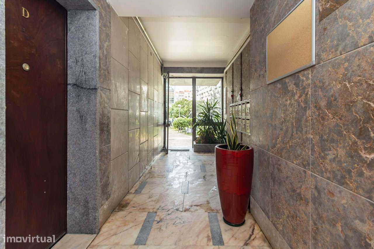 Apartamento T2, junto ao Hospital da Cruz Vermelha , em Benfica-24