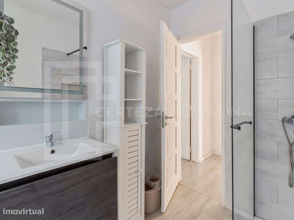 Apartamento T2 com logradouro no coração de Almada-16