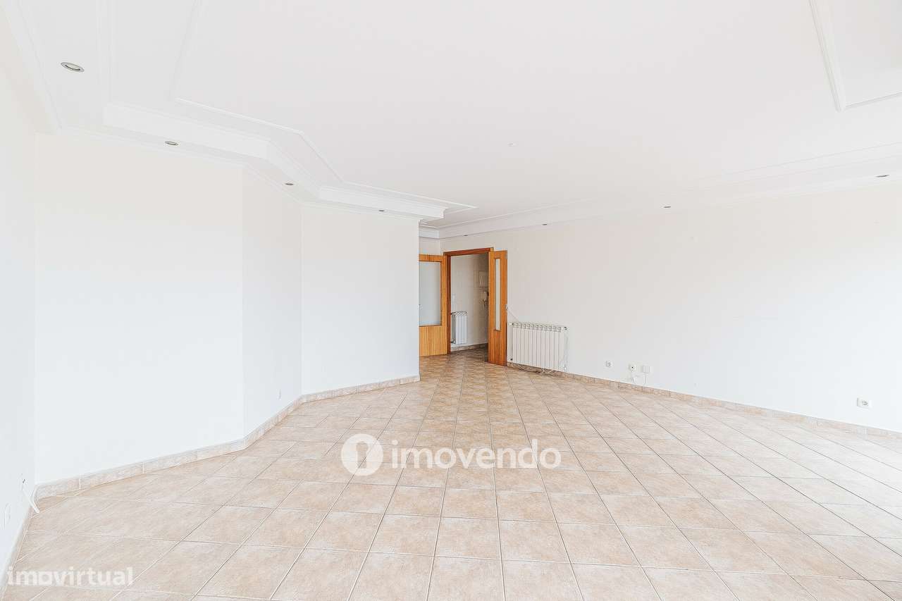 Apartamento T2, com estacionamento e terraço de 95m², em Algueirão - Grande imagem: 4/38