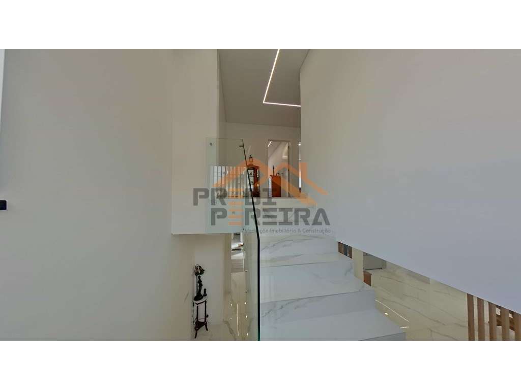 Moradia T3, situada no Casal da Silveira, em Famões-11