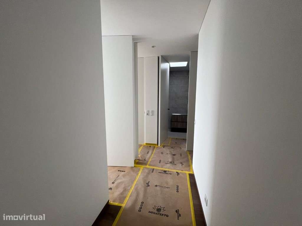 Moradia Nova T3 em Loulé

Descubra esta magnífica moradia T3 de a...-13