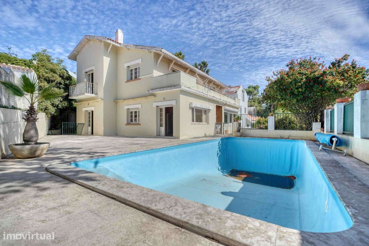 Moradia para recuperar no centro do Estoril, com piscina e vista mar-6