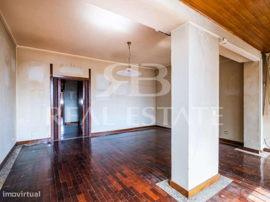 T2, para remodelação total | junto à Praça de Espanha | centro de L...-11