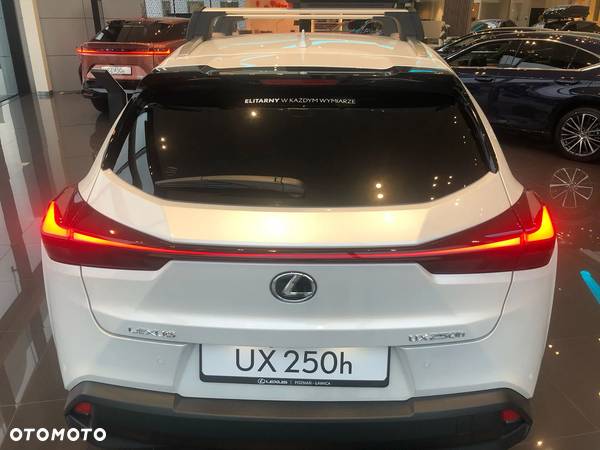 Lexus UX - 3