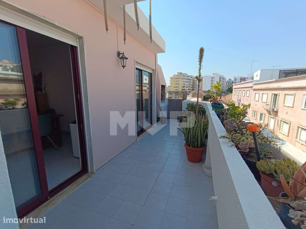 T3 no Centro de Faro com Terraço Privativo e Vista Ria Desafogada!-1
