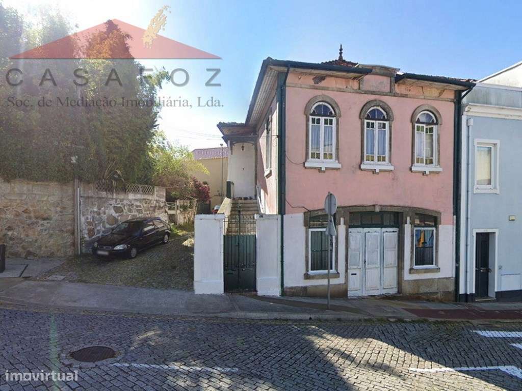 Lordelo do Ouro - Moradia de gaveto para recuperação total-1