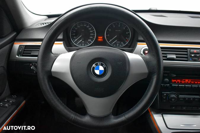 BMW Seria 3 330i - 14