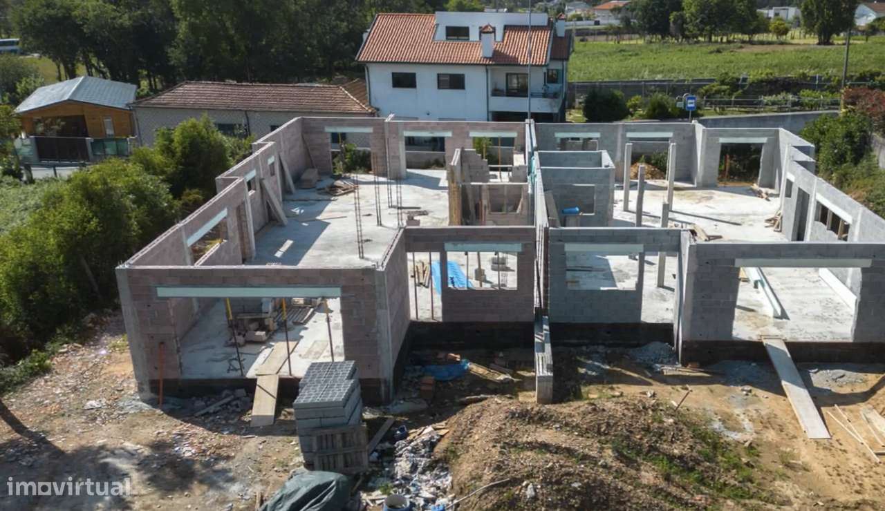 Moradia T4 com Piscina em Grijó – Espaço, Conforto e Privacidade-3
