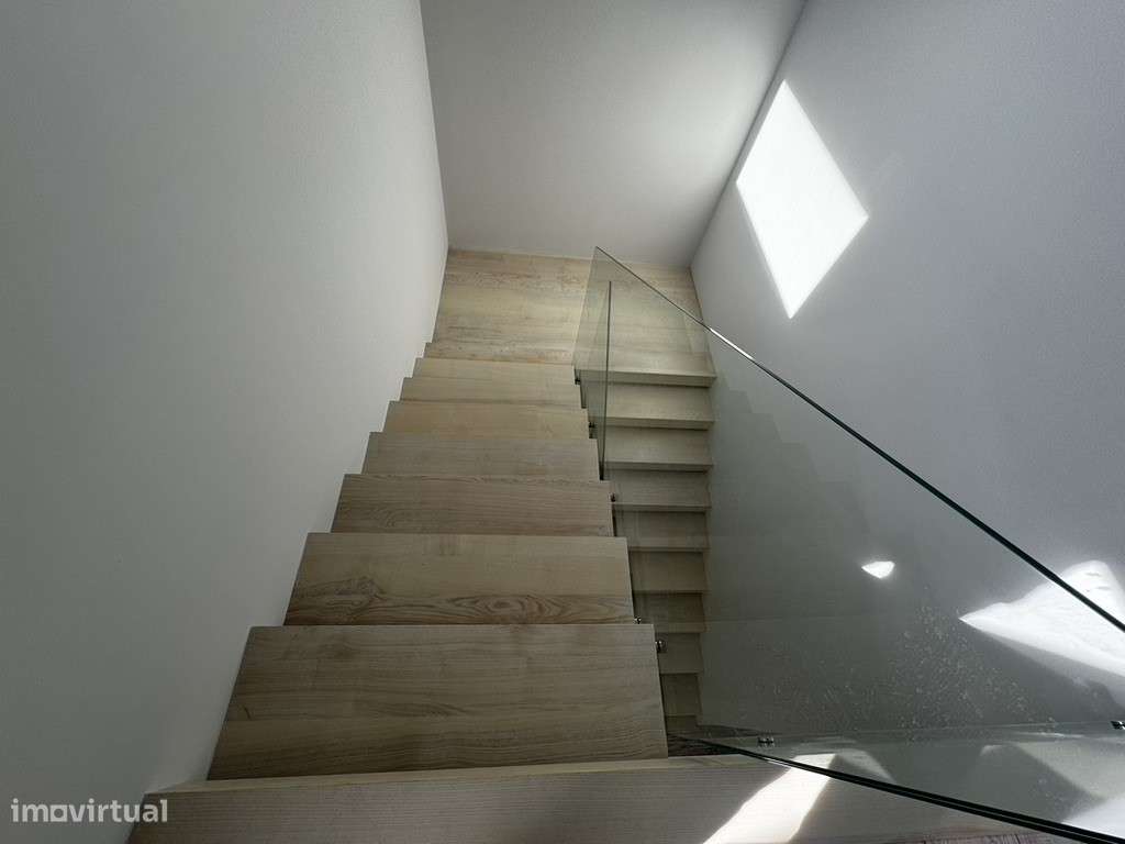 Moradia com 3 Suites, Garagem, Logradouro, Churrasqueira e Piscina-39