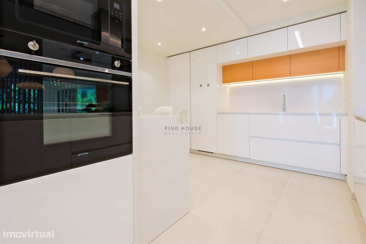 Apartamento T3 em condomínio privado, com terraços e garagem, no Prínc-22