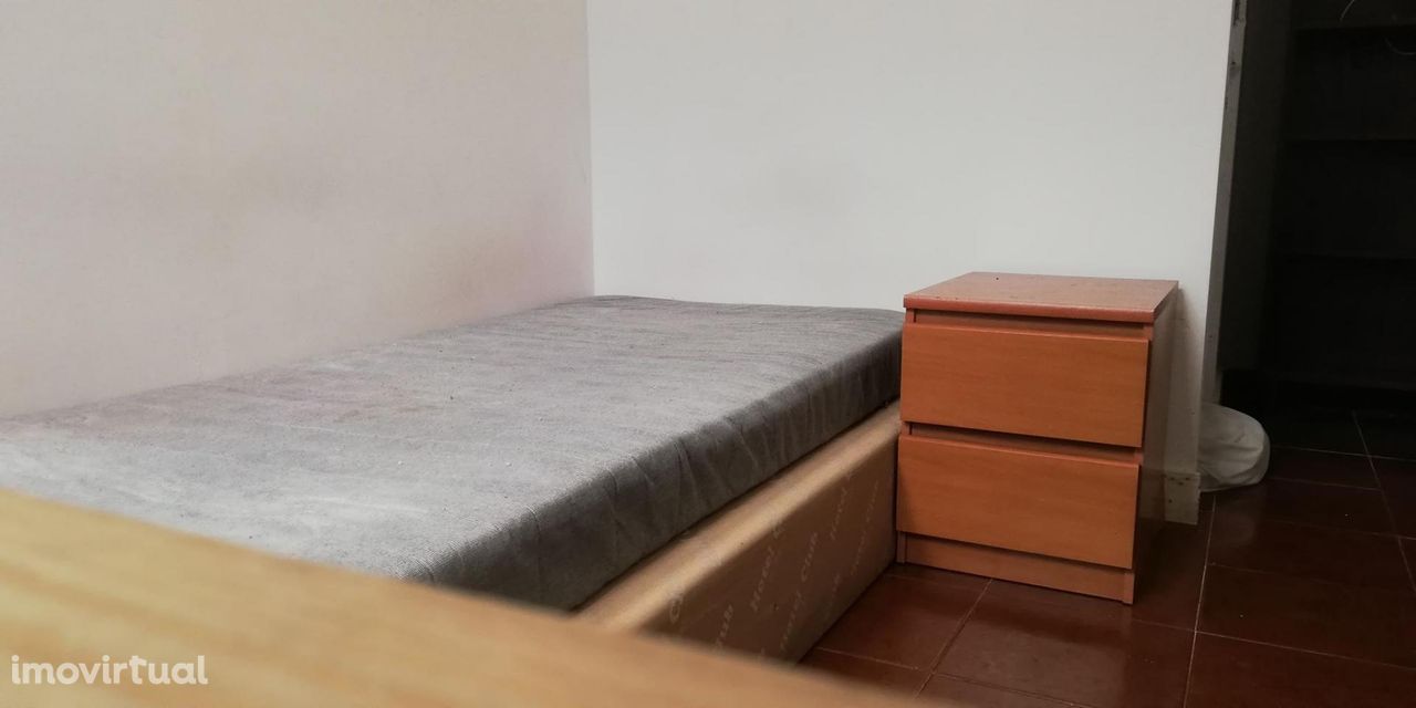 198966 - Quarto com cama de solteiro em apartamento com 4 quartos