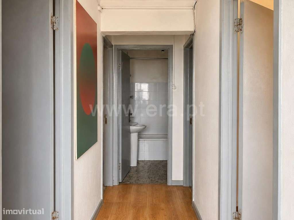 Apartamento T1+1 para reabilitação total no Sobral-6