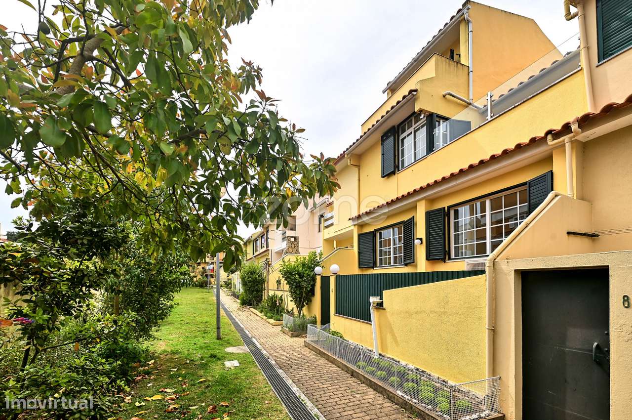 Moradia T3 + 1 remodelada, na Aldeia de Juso (Bairro Chesol)-34