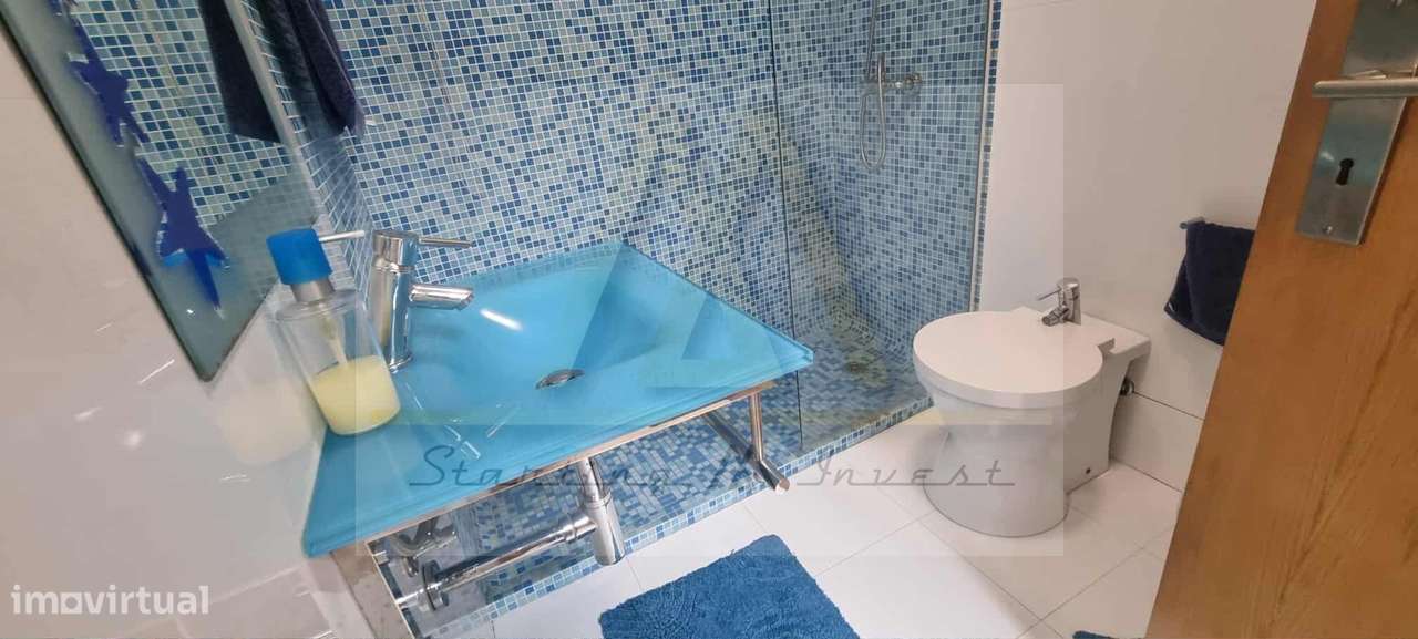 Loja comercial no largo do passeio Alegre, na Póvoa de Varzim. - Grande imagem: 5/17