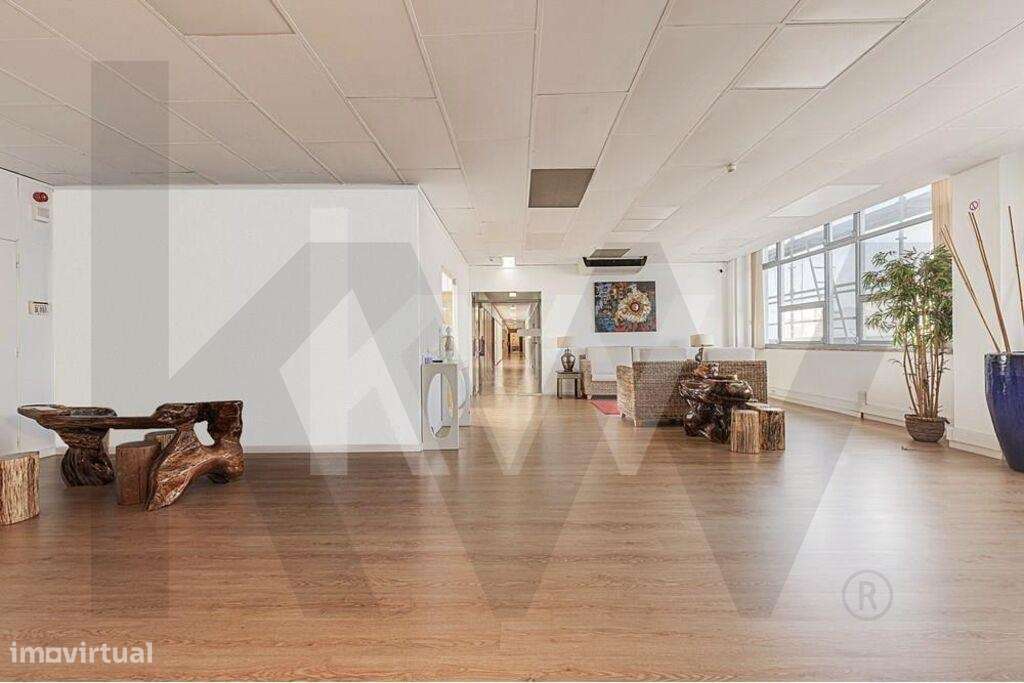 NAVE / ESCRITÓRIO DE AMPLOS E LUMINOSOS 700M2 NA AV. INFANTE D. HENRIQ - Grande imagem: 3/34