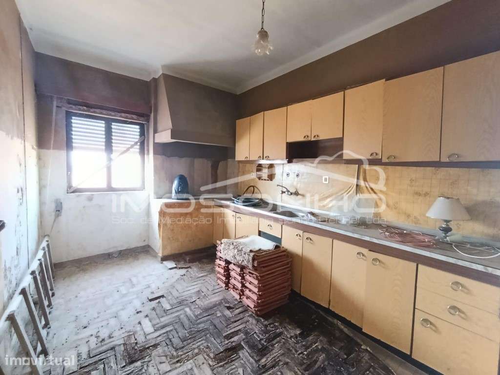 Moradia para Restaurar com Pátio, Garagem e Terraço-11