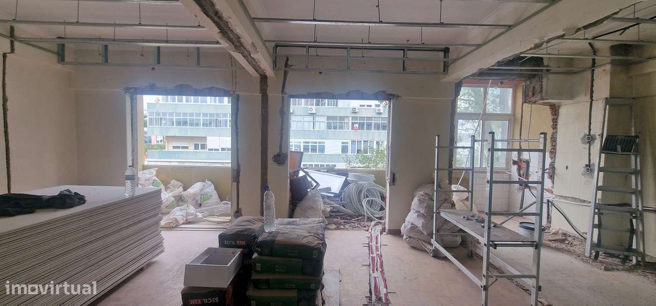 Apartamento T3 de Luxo e Modernidade no Coração de Benfica com Vista p-32