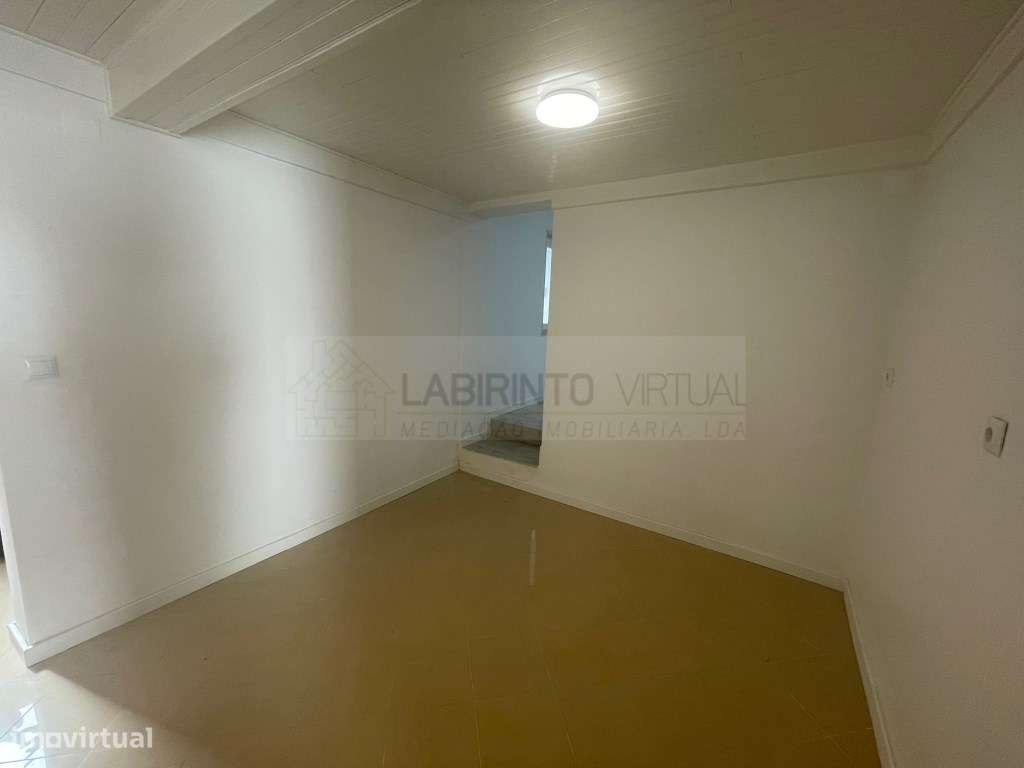 Vende-se duas moradias contíguas e abertas entre si, T9, na Ajuda -...-7