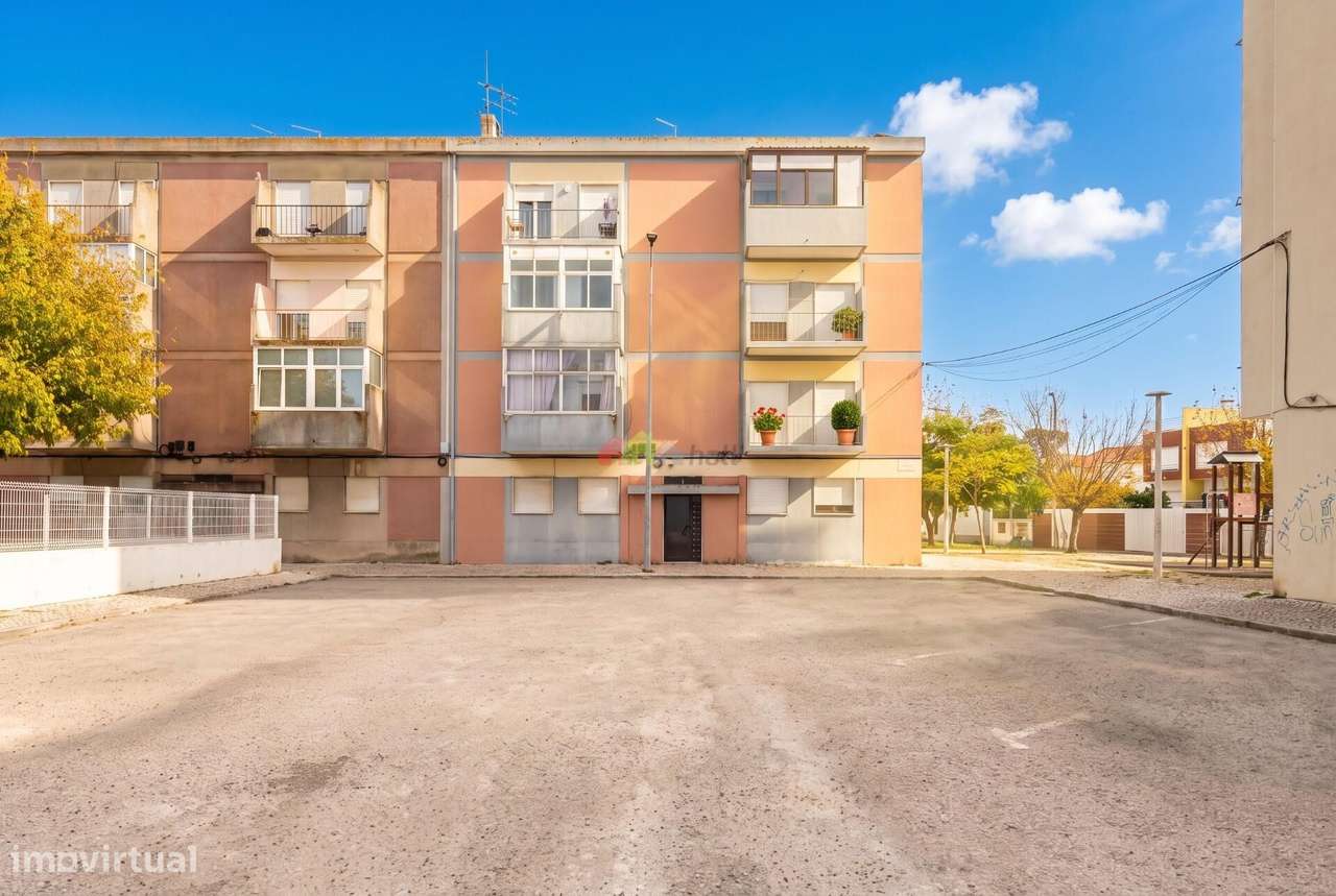 Apartamento T3 Renovado em Santo António da Charneca-0