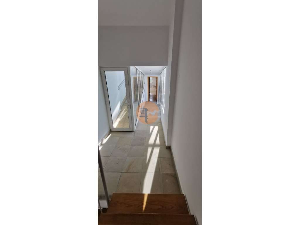 Moradia totalmente renovada numa zona calma onde predomina a habita...-21