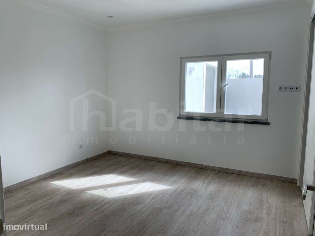 Moradia NOVA com Garagem e Piscina-10